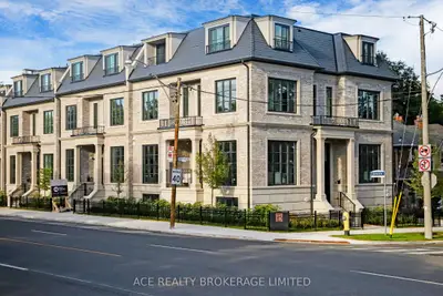 Att/Row/Townhouse in Toronto