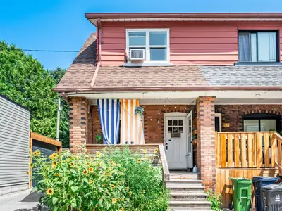 Att/Row/Townhouse in Toronto