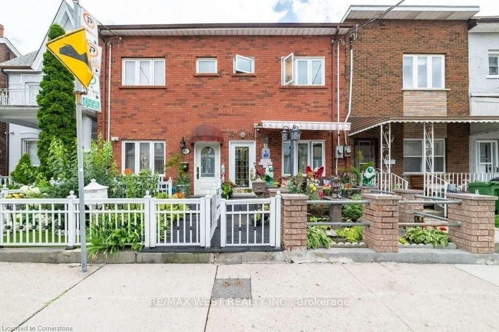 Att/Row/Townhouse in Toronto