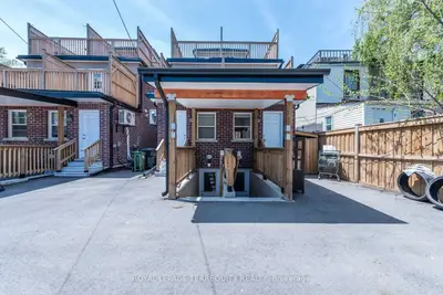 Att/Row/Townhouse in Toronto