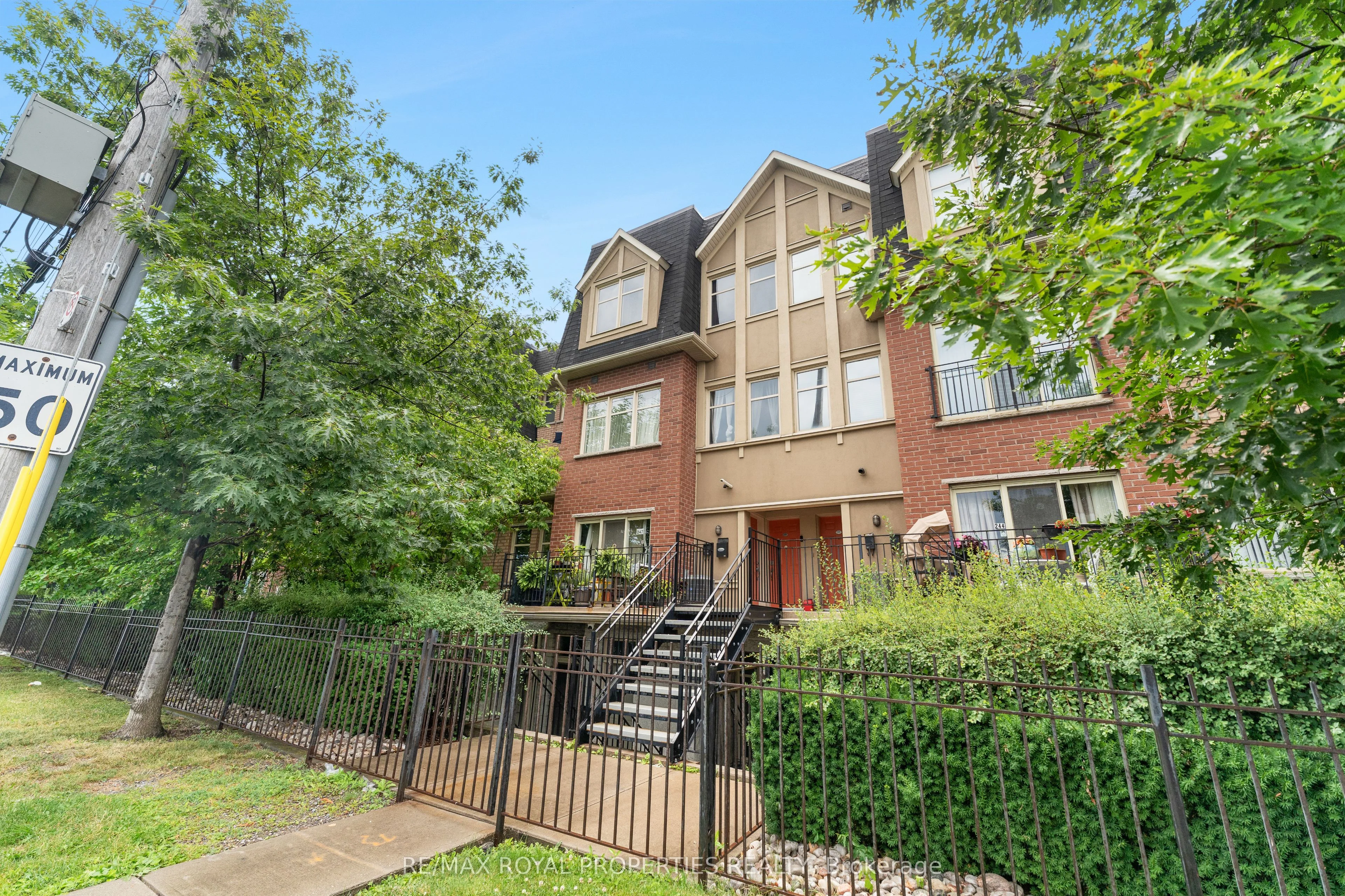 1496 Victoria Park Avenue 119, Toronto C13, On M4a 2m6