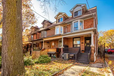 Att/Row/Townhouse in Toronto