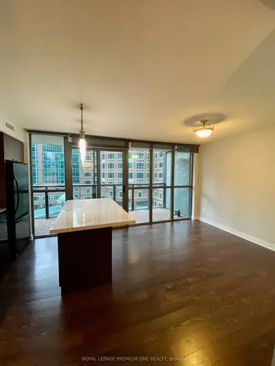 110 Charles Street E 811, Toronto C08, On M4y 1t5