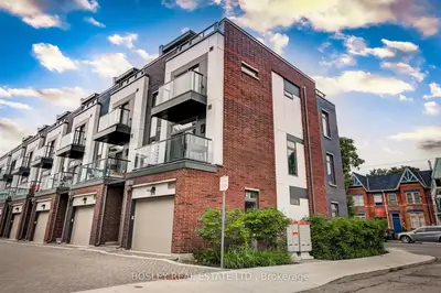 Att/Row/Townhouse in Toronto