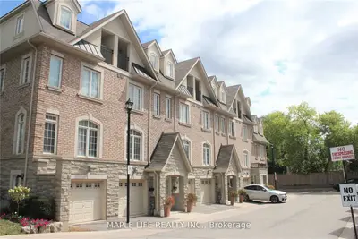 Att/Row/Townhouse in Toronto