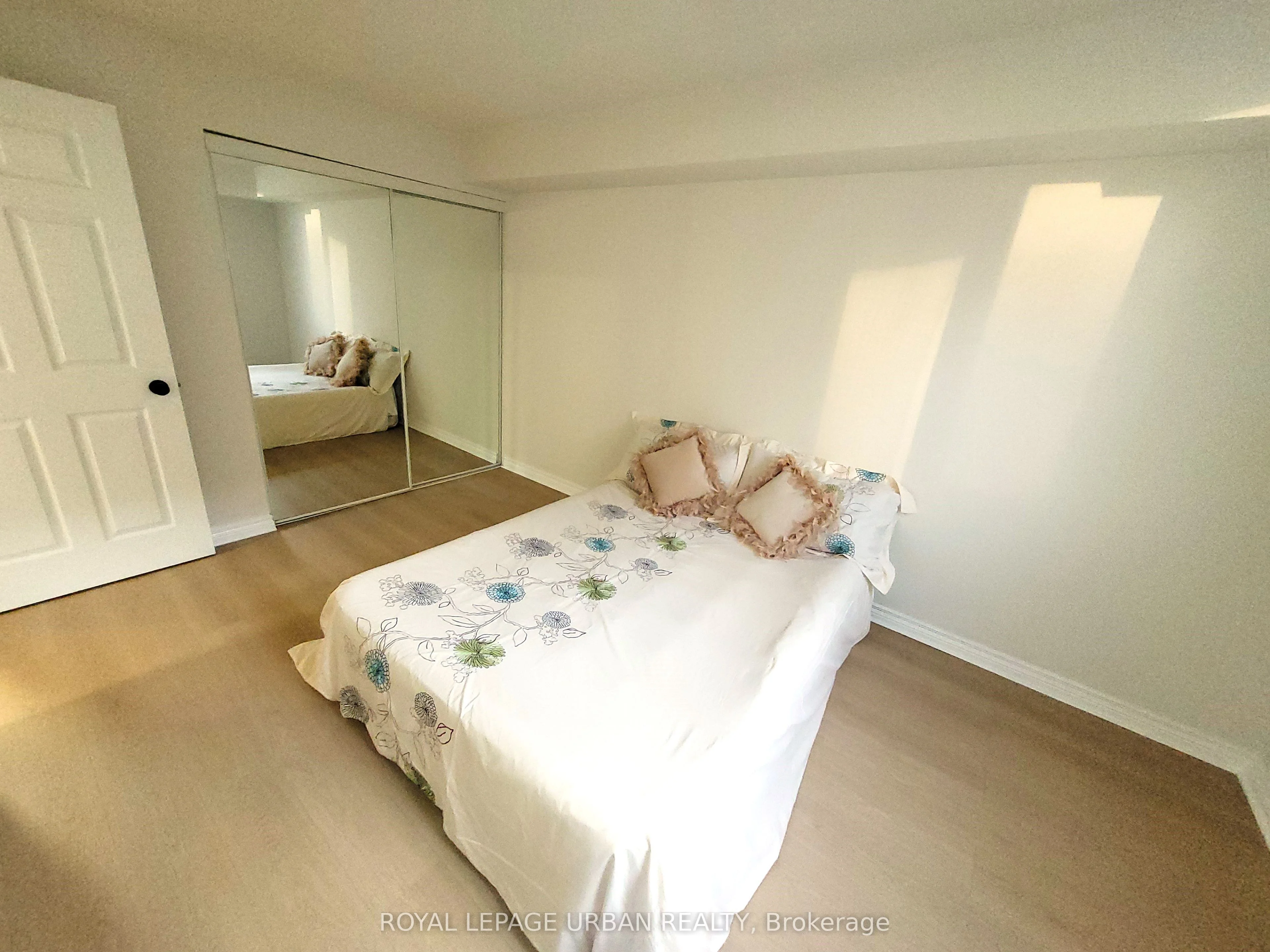 736 Bay Street 1101, Toronto C01, ON M5G 1N6