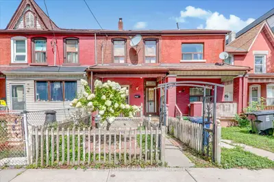 Att/Row/Townhouse in Toronto