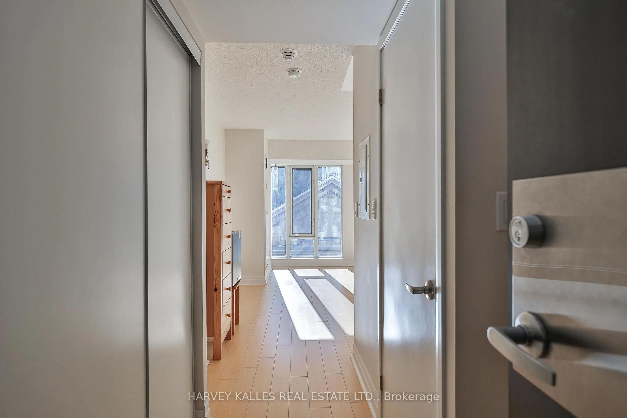 210 Victoria Street 817, Toronto C08, ON M5B 2R3