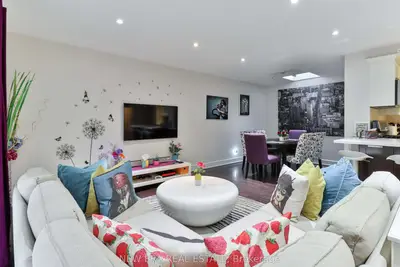 Att/Row/Townhouse in Toronto