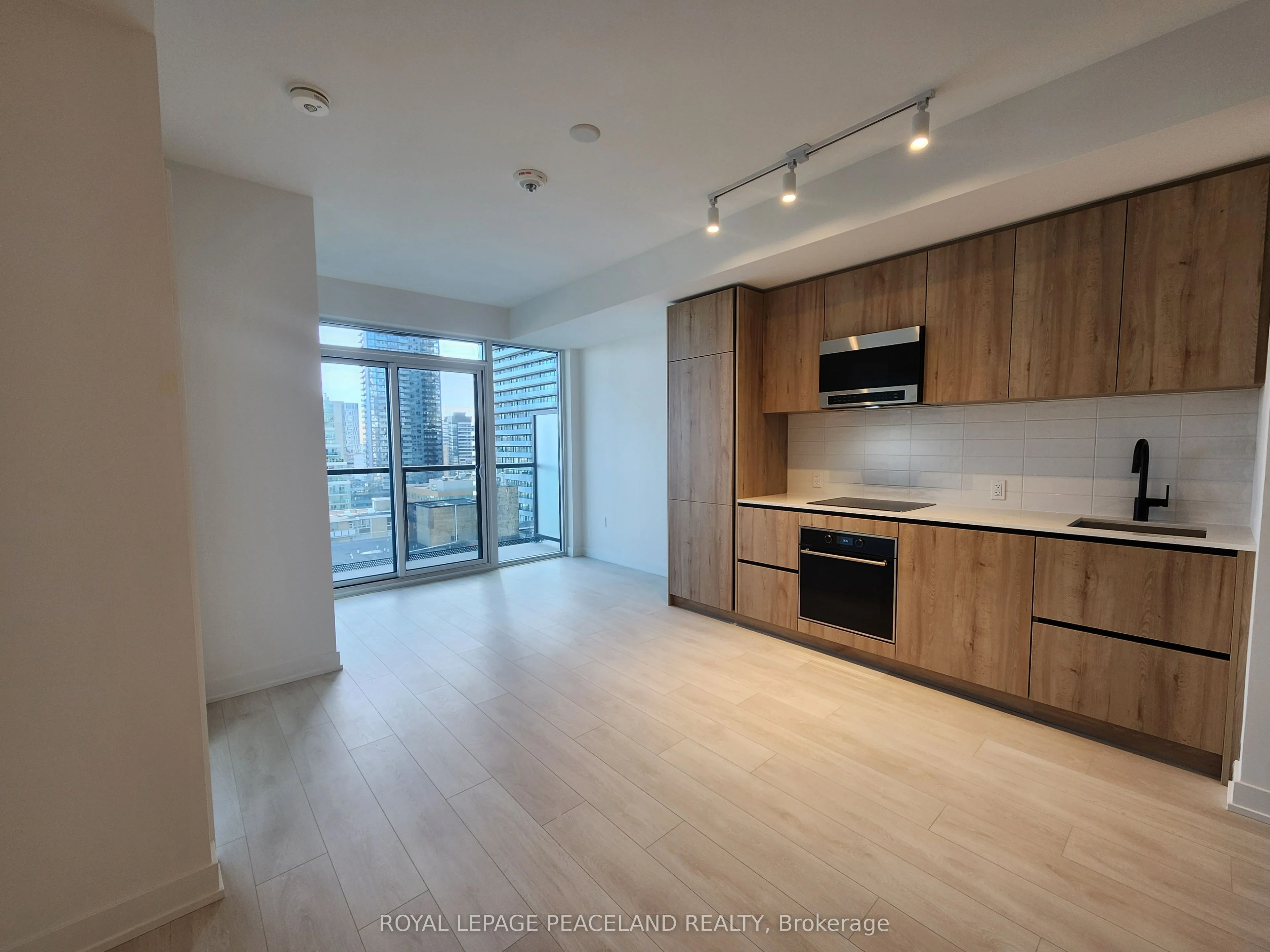 127 Broadway Avenue 1613, Toronto C10, On M4p 1v4