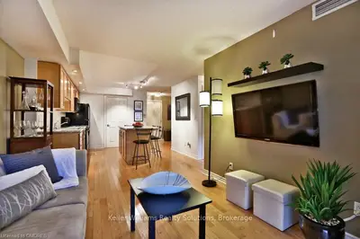 270 Wellington Street W 323, Toronto C01, ON M5V 3P5