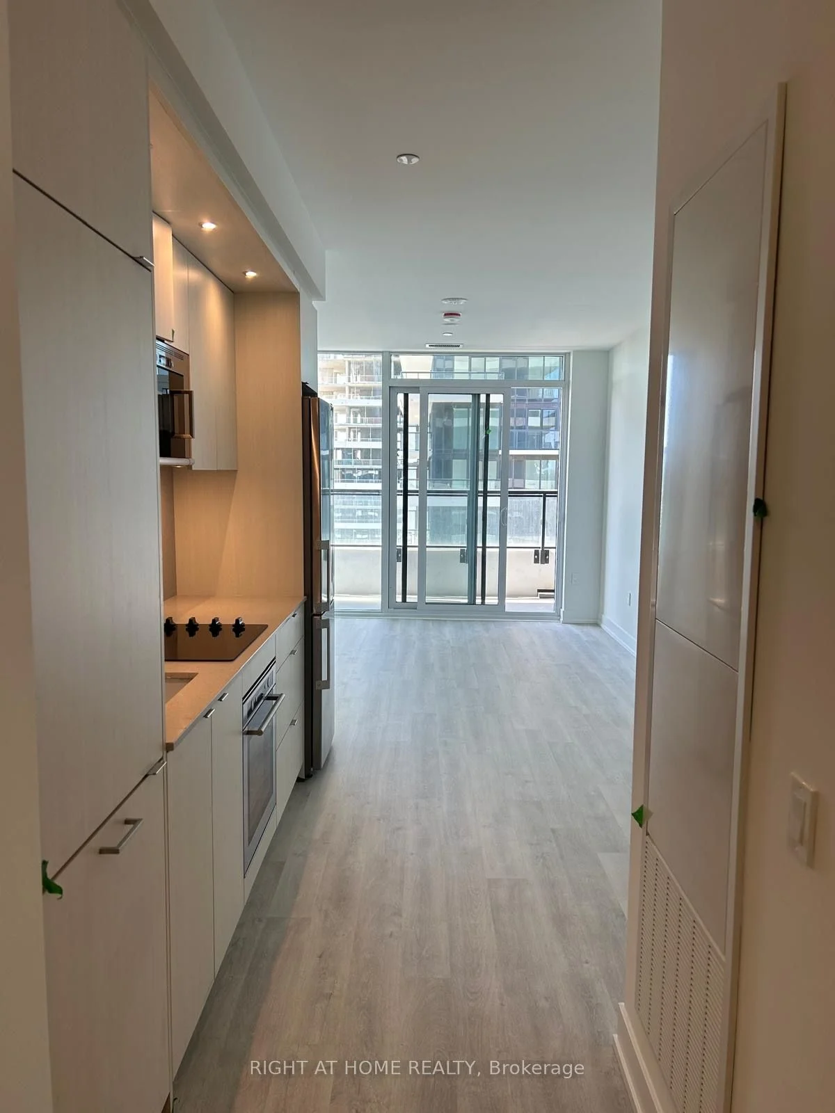 30 Inn On The Park Drive 1502, Toronto C13, ON M3C 0P7