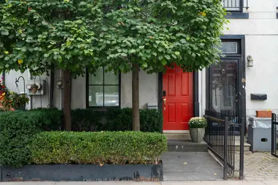 Att/Row/Townhouse in Toronto