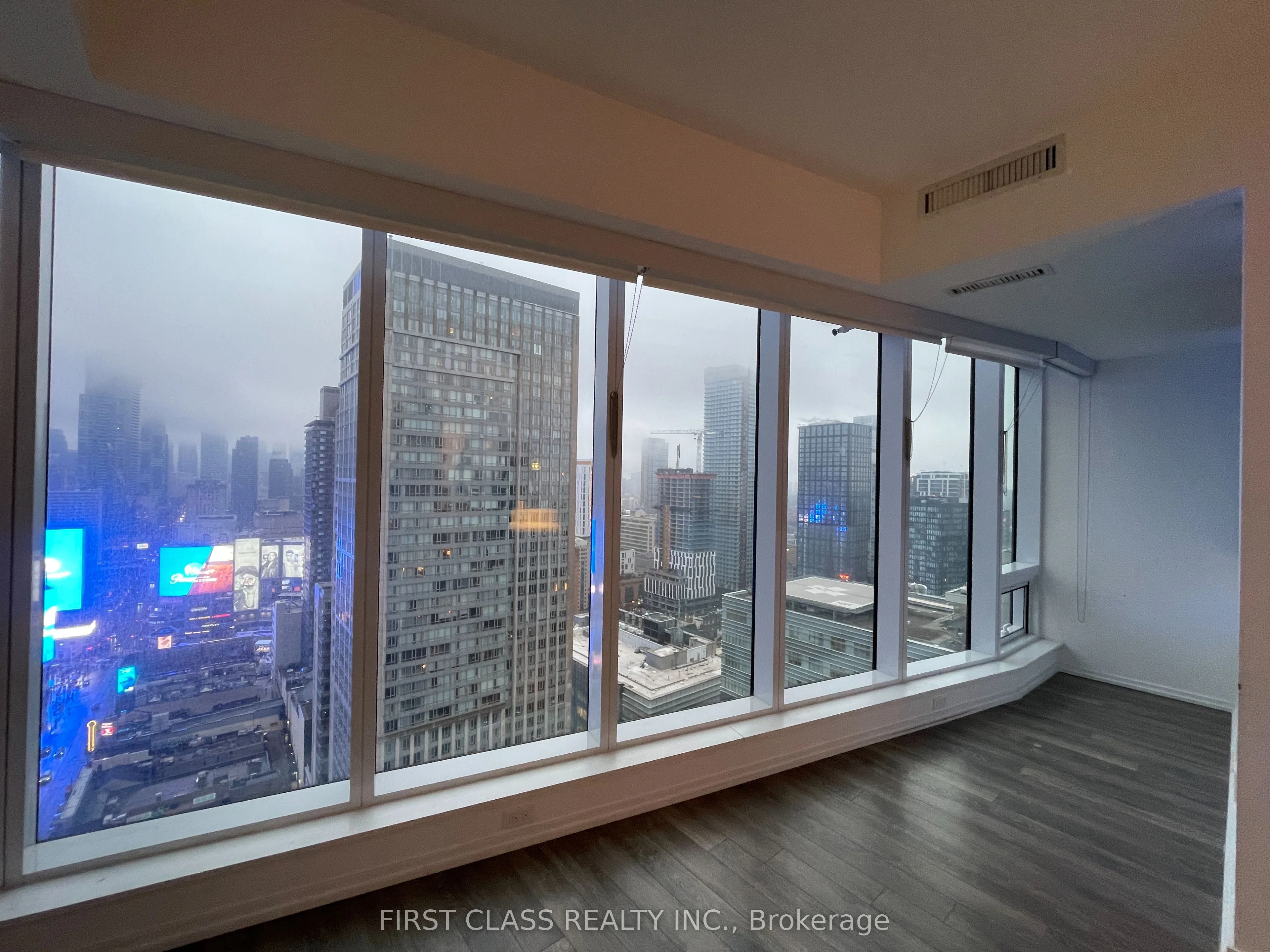 197 Yonge Street 2714, Toronto C08, On M5b 1m4