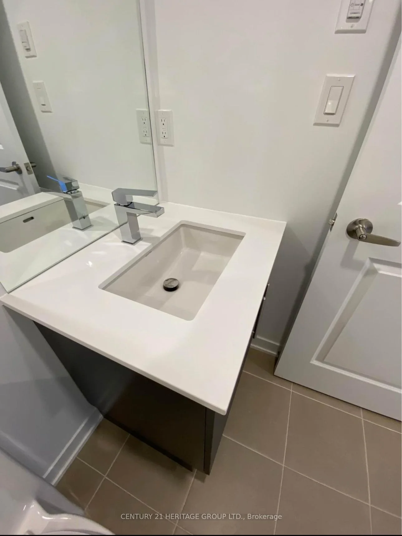 10 Marquette Avenue S Lvl A 3, Toronto C04, ON M6A 0E1