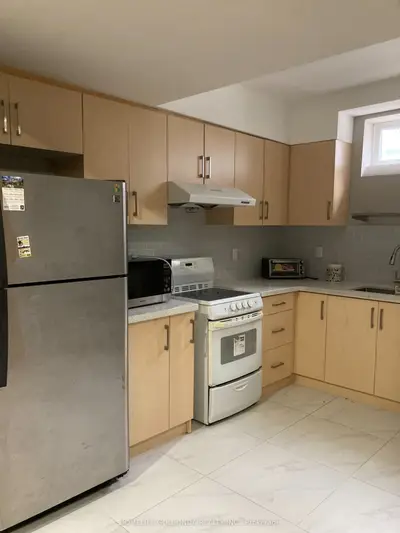325 Hollywood Avenue, Toronto C14, On M2n 3l1