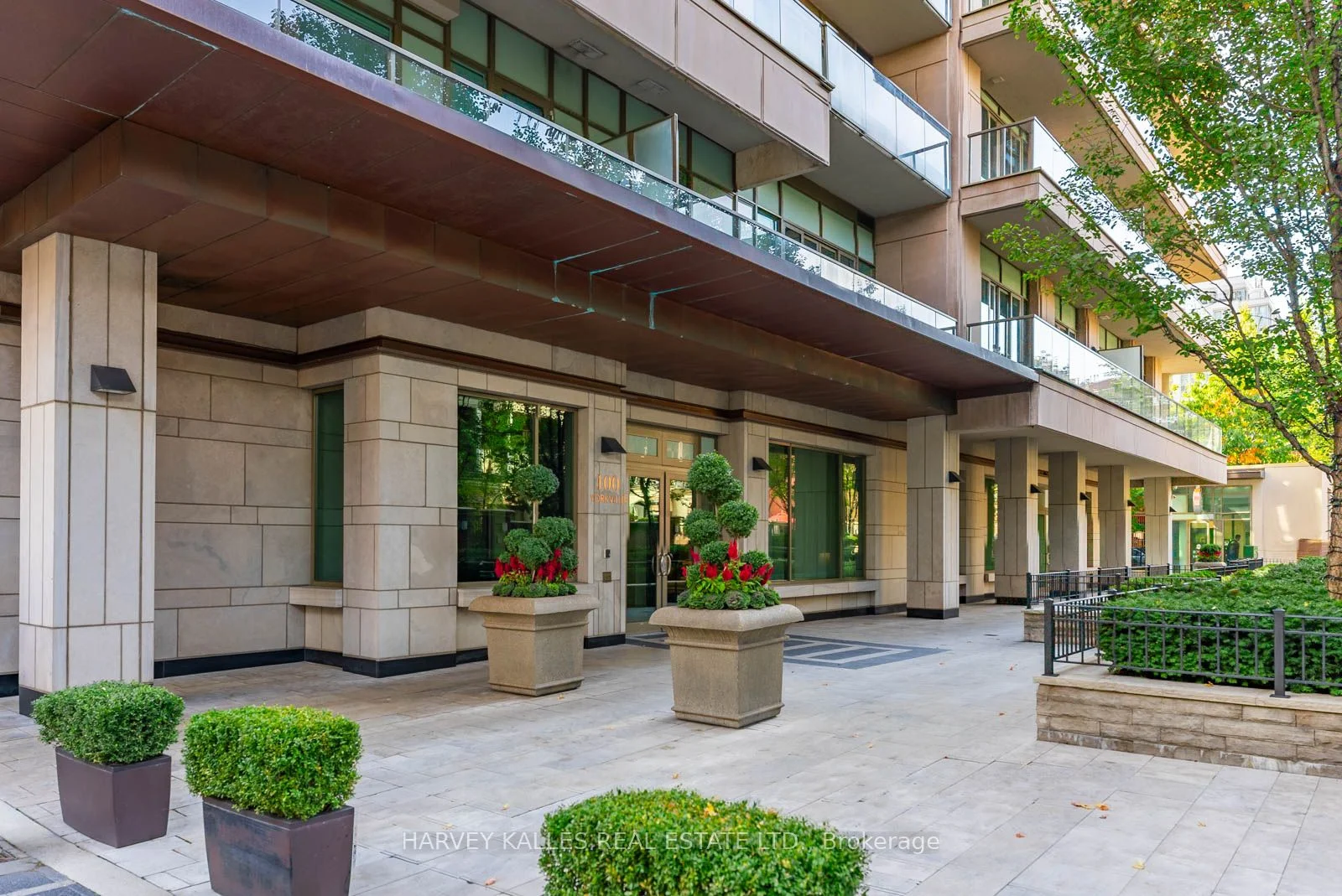 100 Yorkville Avenue 204, Toronto C02, On M5r 1b9