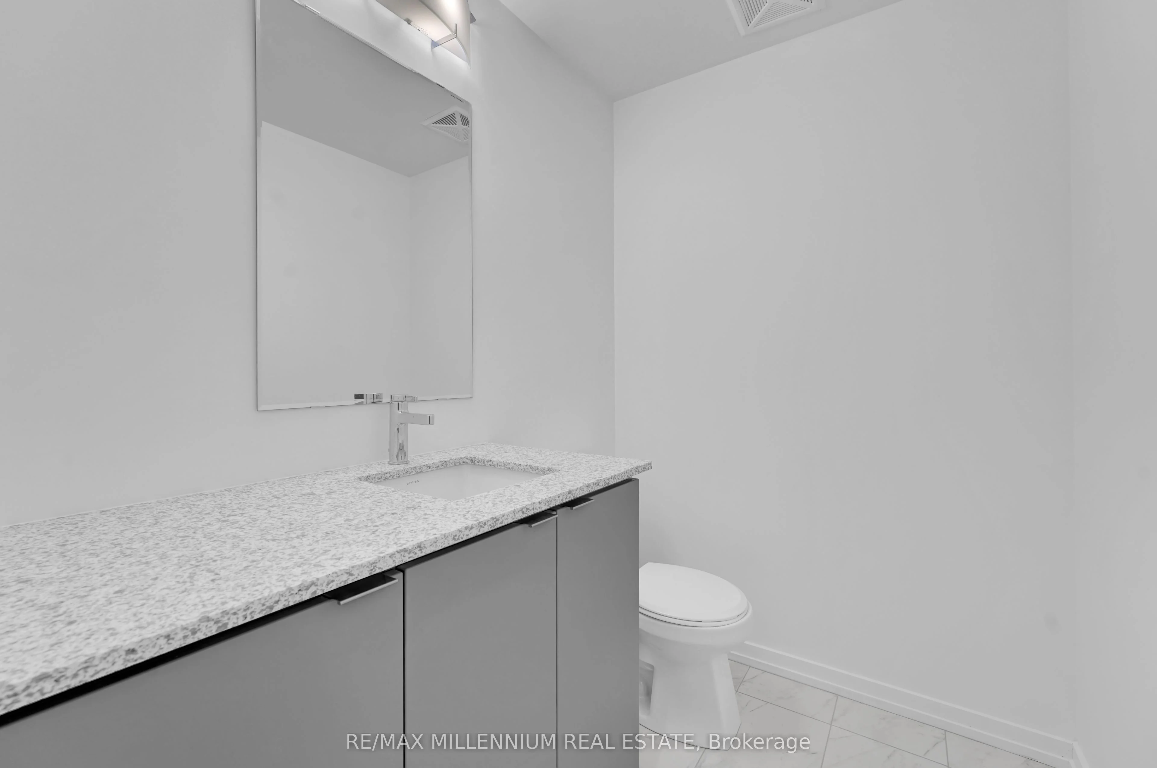 22-22 Lyntham Green Circle 239, Newmarket, ON L3Y 0H4