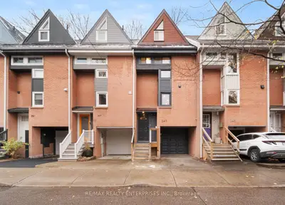 Att/Row/Townhouse in Toronto