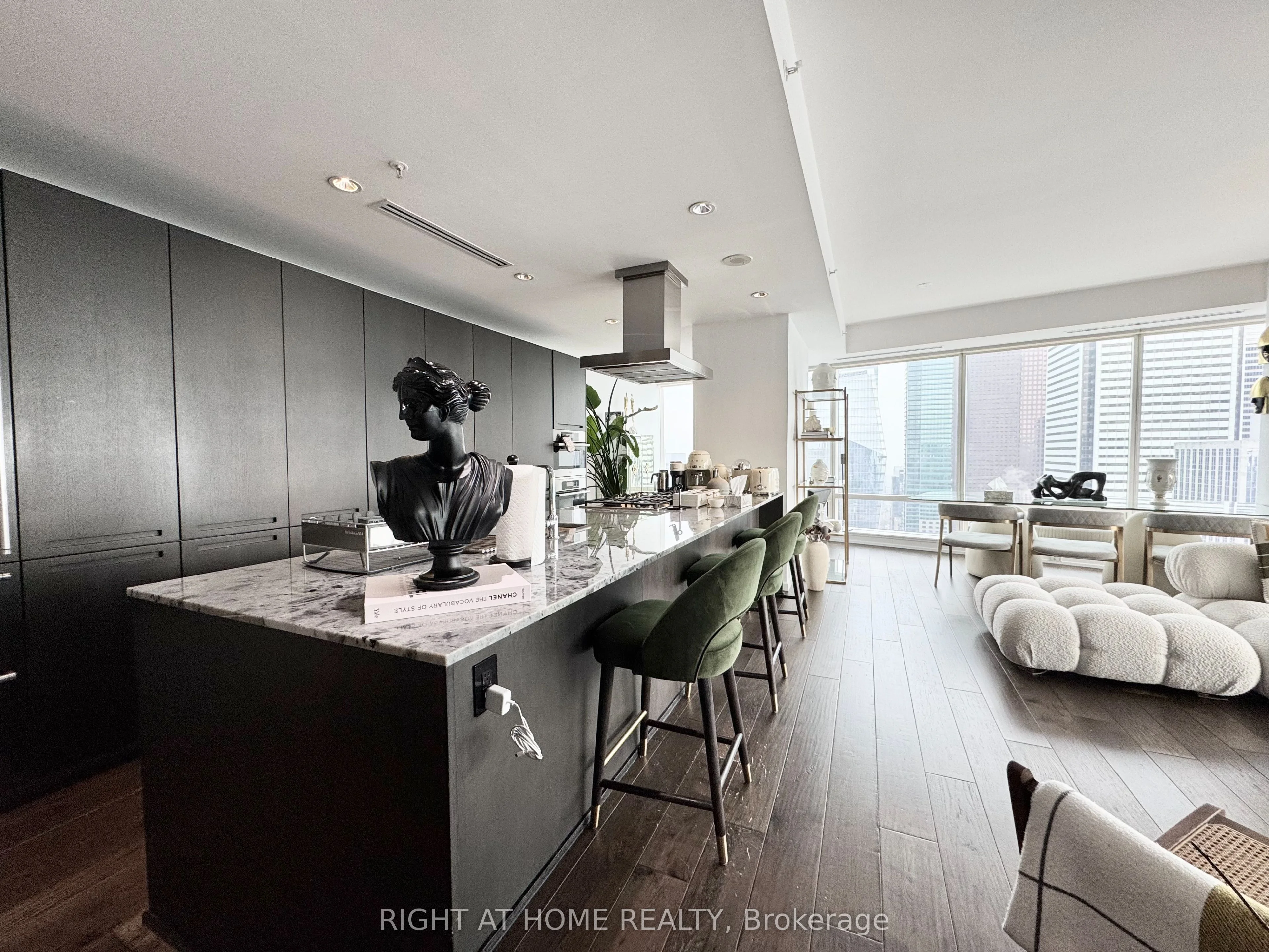 180 University Avenue 4709, Toronto C01, On M5h 0a2