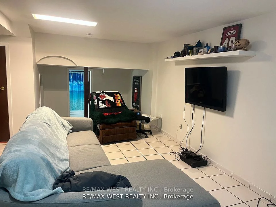926 College Street Bsmt, Toronto C01, ON M6H 1A4