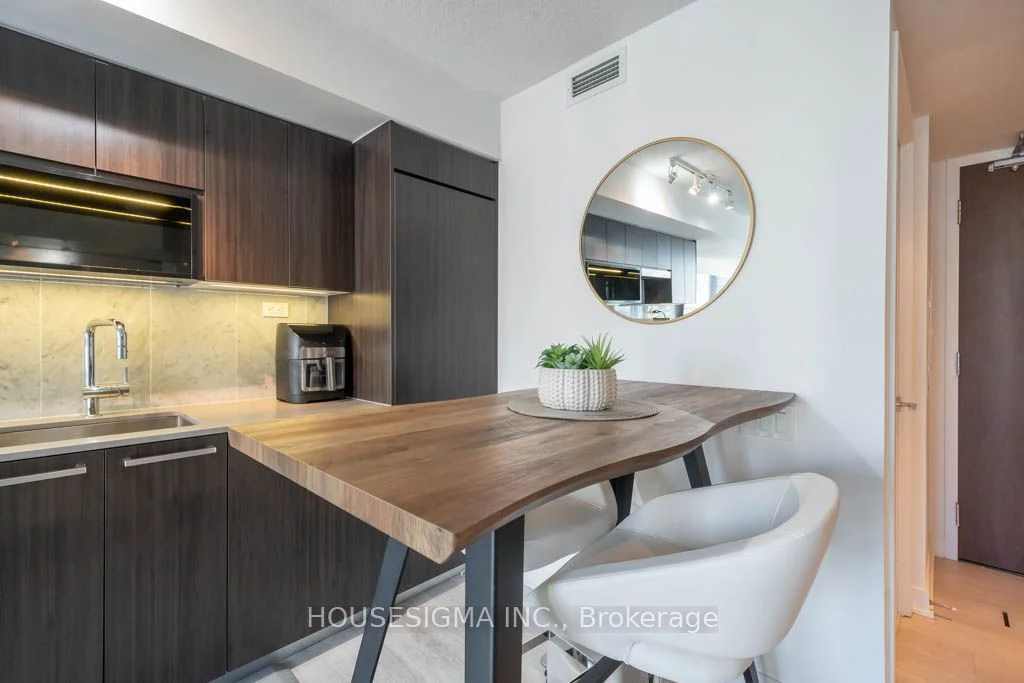 80 Queens Wharf Road 1607, Toronto C01, ON M5V 0J3