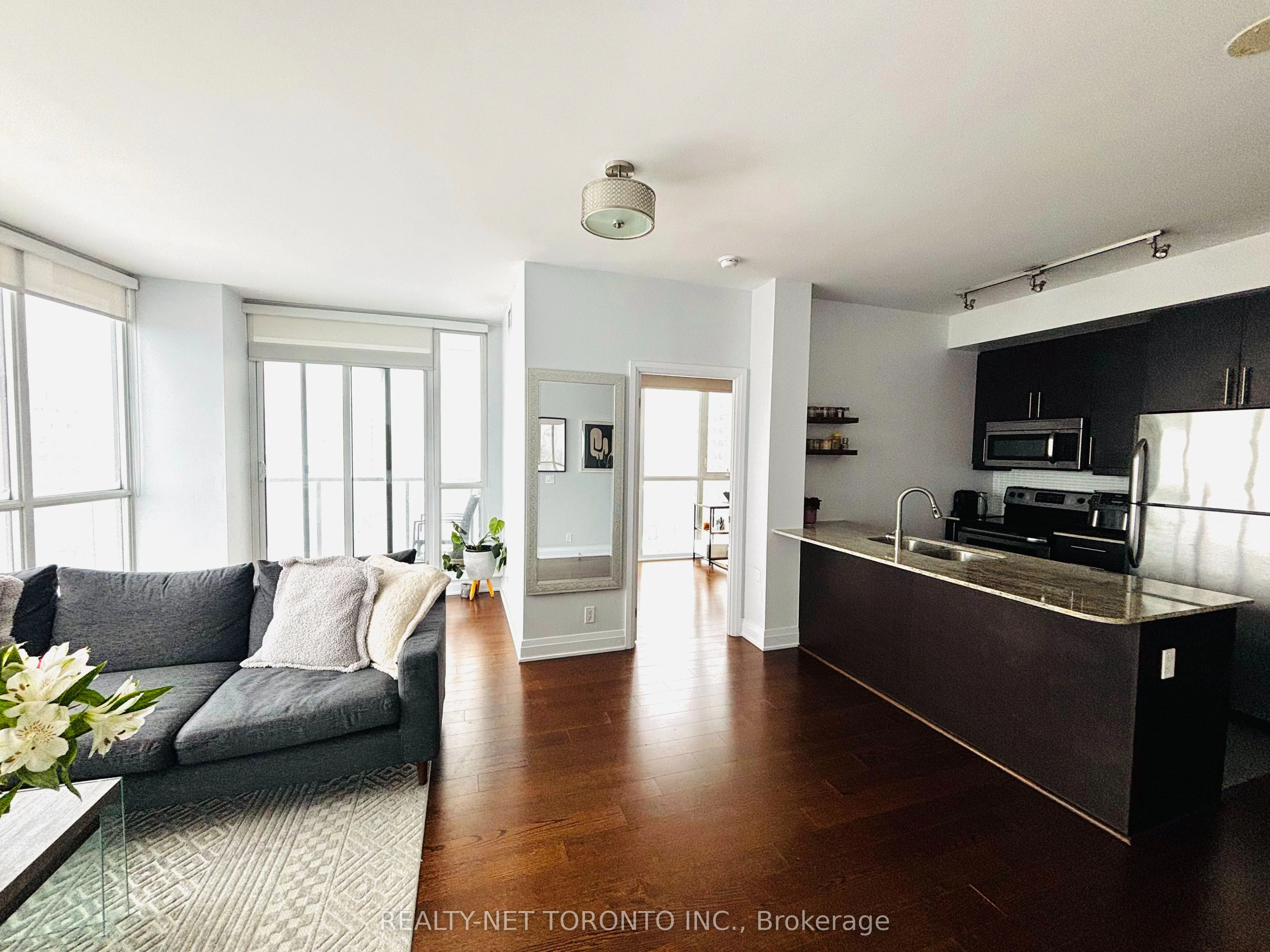 530 St Clair Avenue W 702, Toronto C03, On M6c 0a2