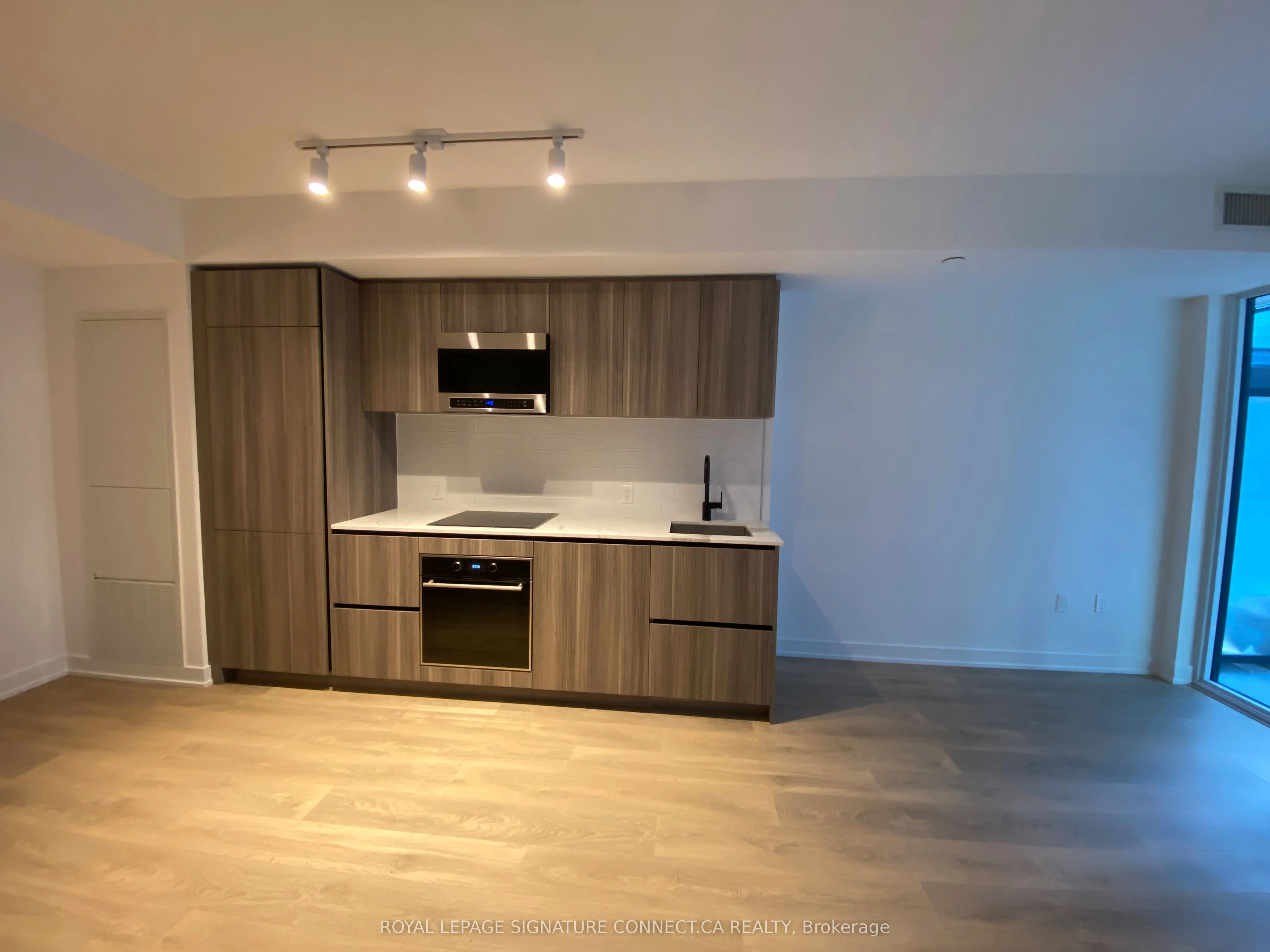 117 Broadway Avenue 422, Toronto C10, On M4p 1v3