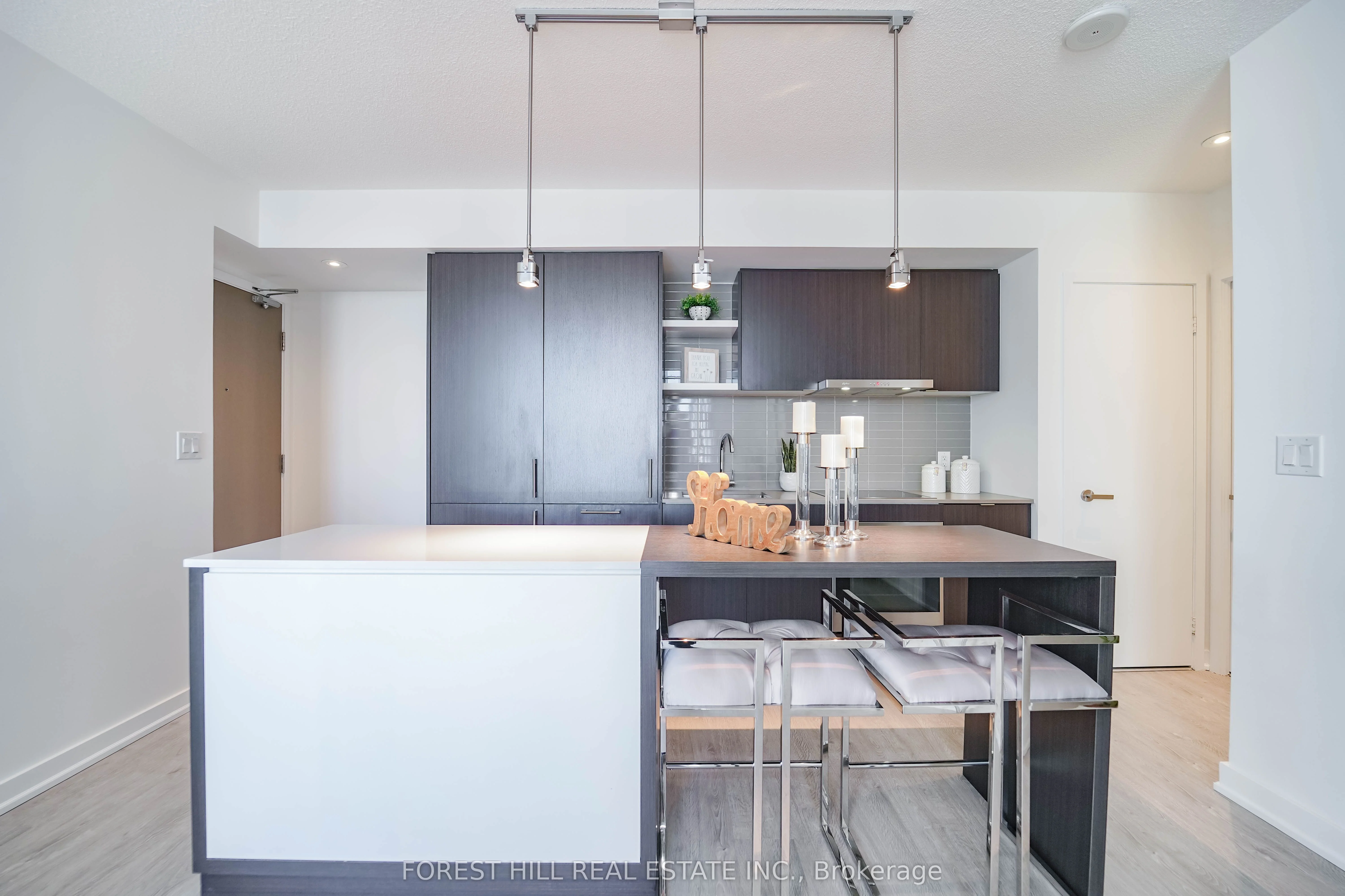 100 Harbour Street 3901, Toronto C01, ON M5J 2T5