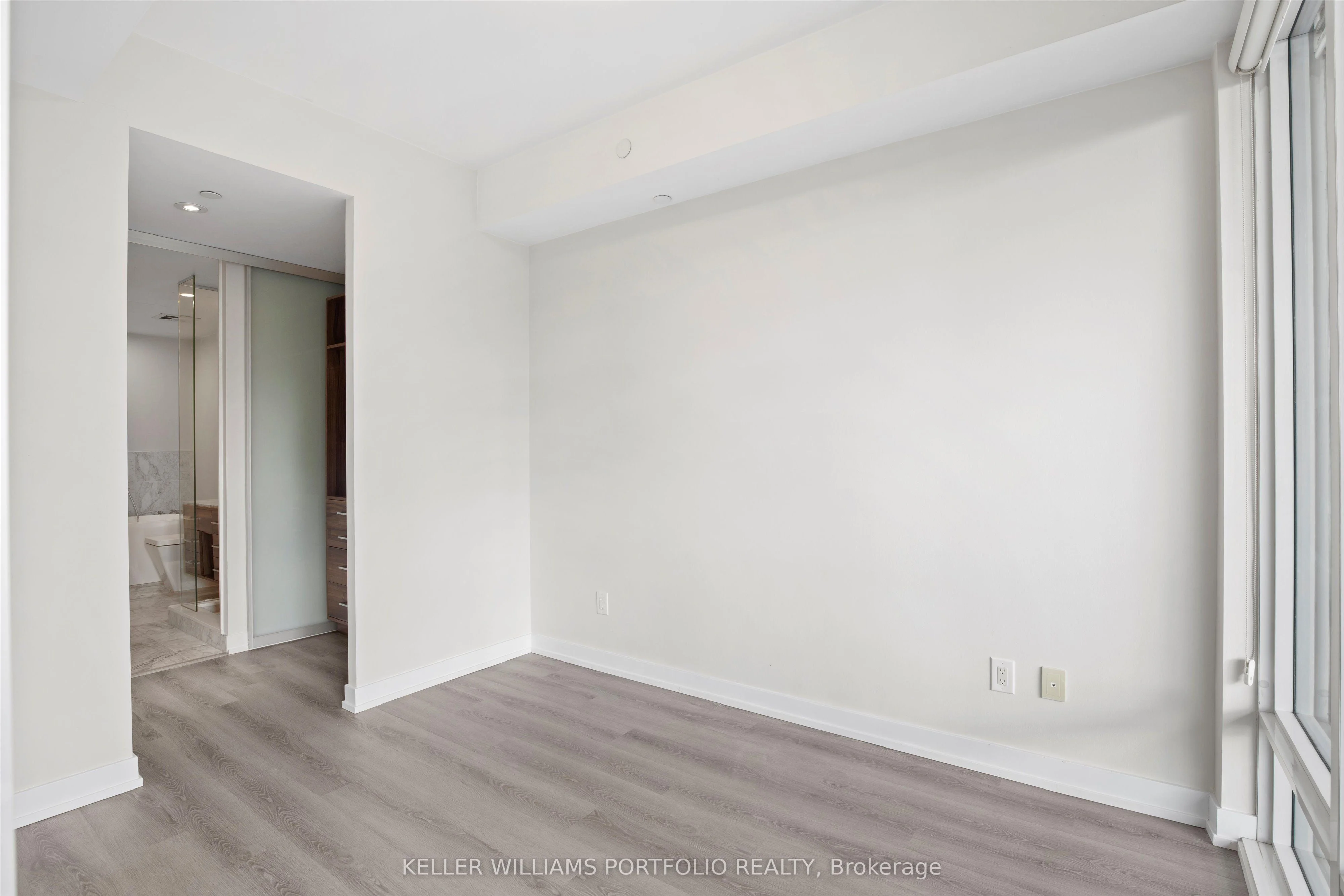 488 University Avenue 2408, Toronto C01, ON M5G 0C1