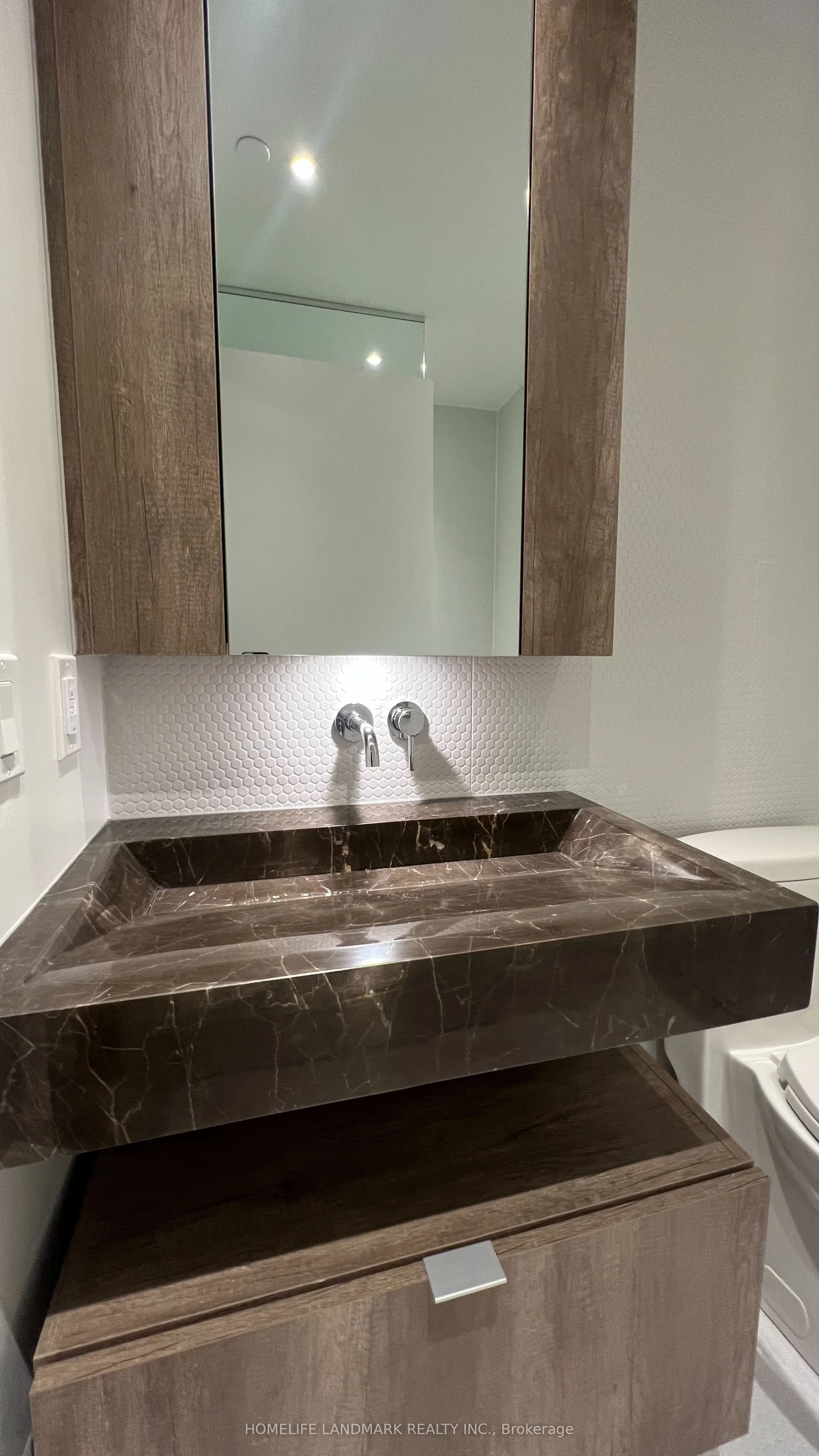 11 Yorkville Avenue 1210, Toronto C02, ON M4W 0B7
