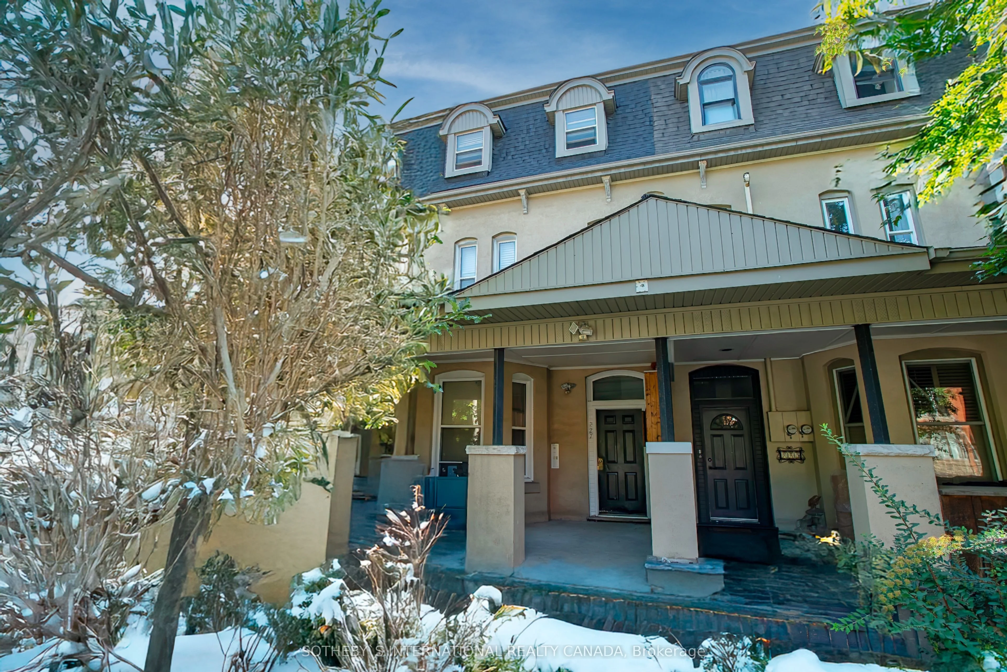 Att/Row/Townhouse in Toronto