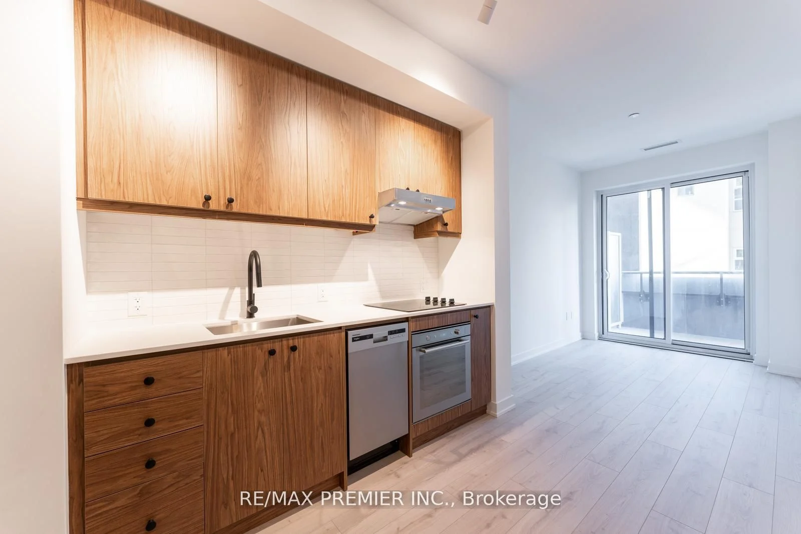 9 Tecumseth Street 212, Toronto C01, On M5v 3g4