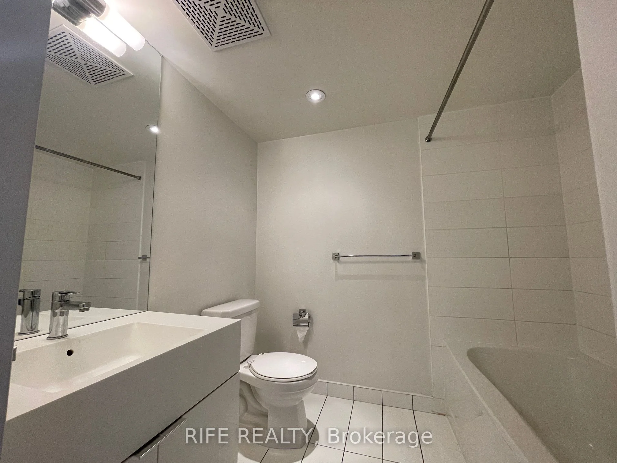 15 Iceboat Terrace 1038, Toronto C01, ON M5V 3Y4
