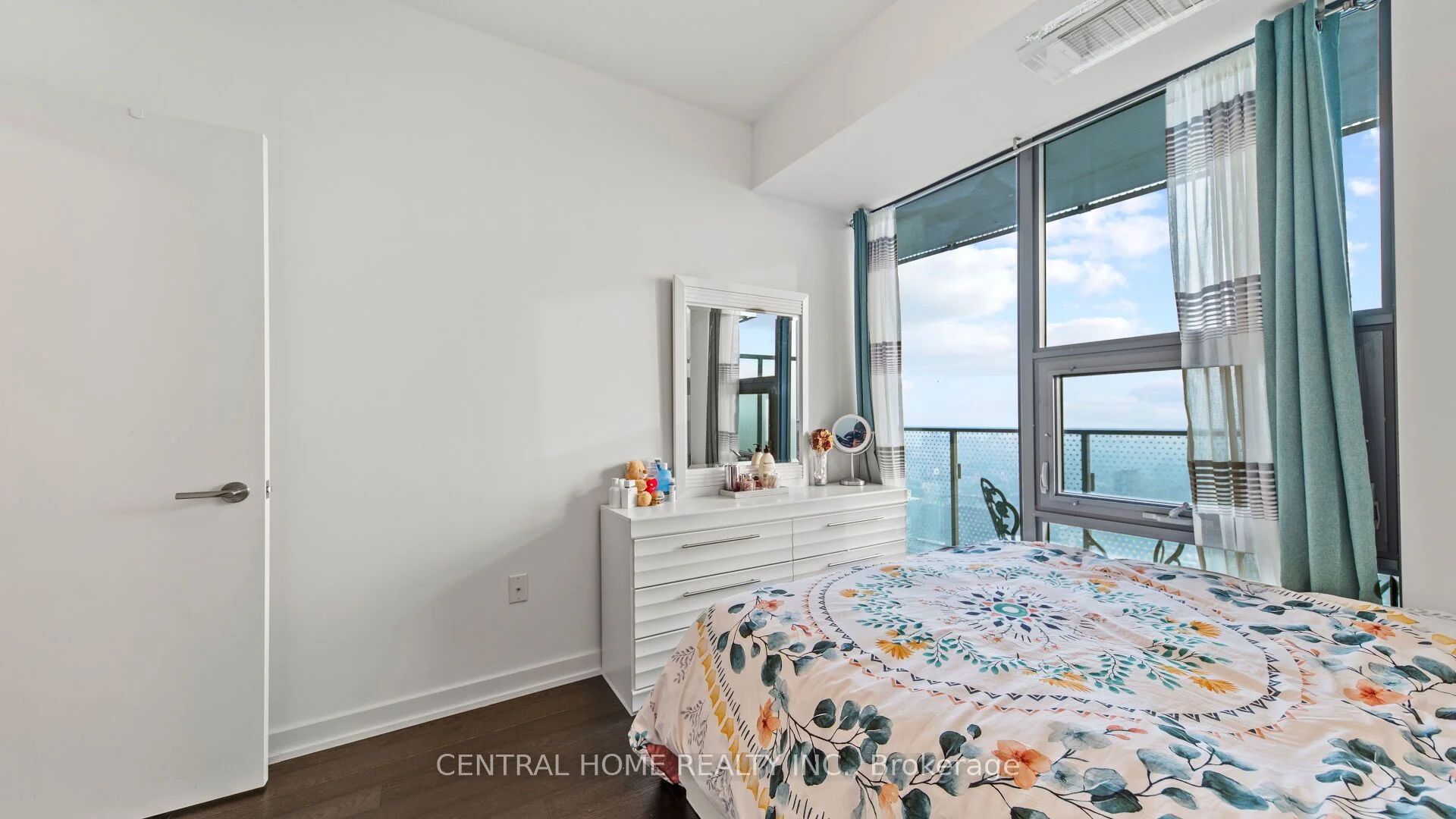 11 Wellesley Street 6007, Toronto C01, ON M4Y 1E8