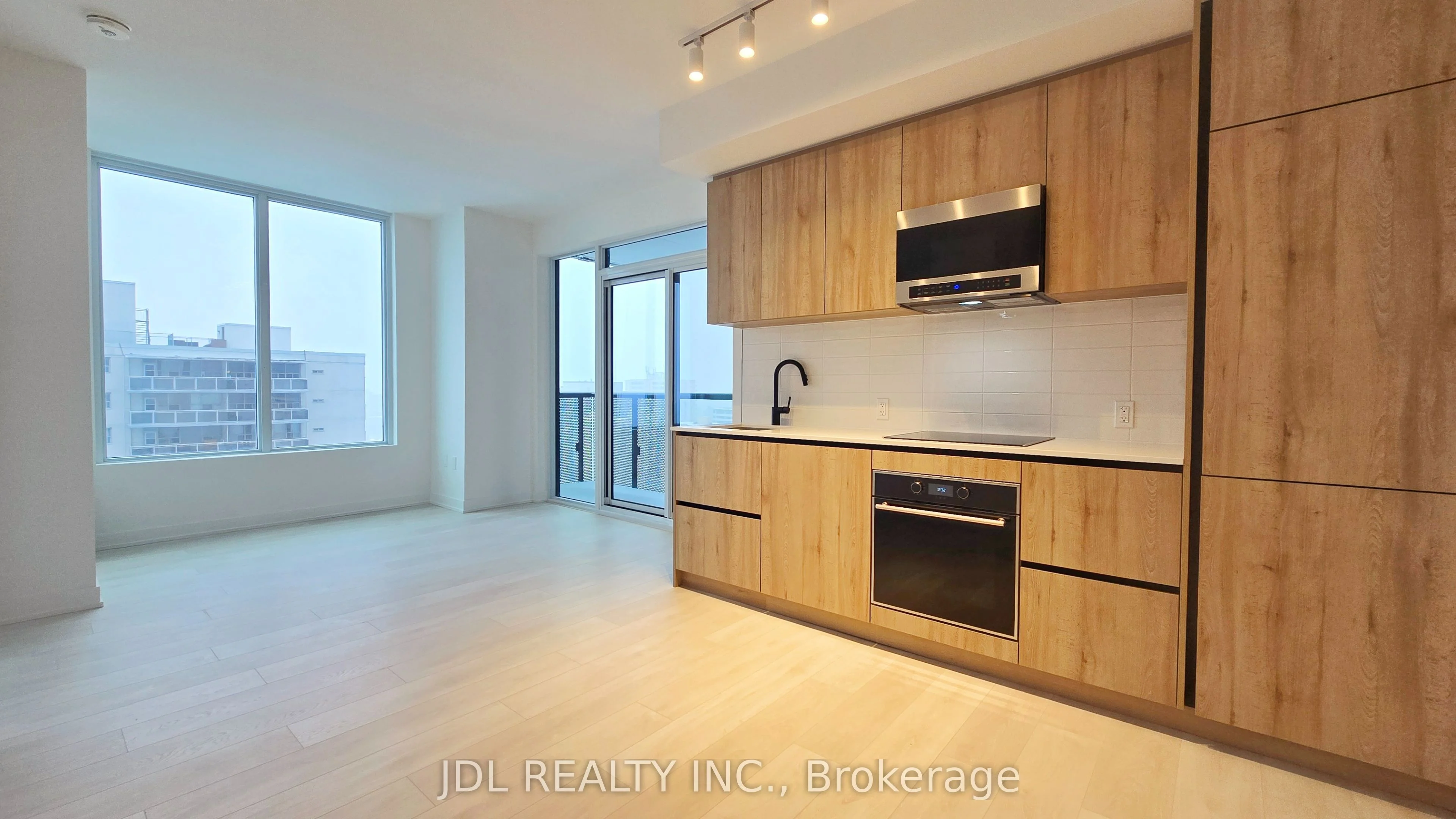 117 Broadway Avenue 1611, Toronto C10, On M4p 1v3