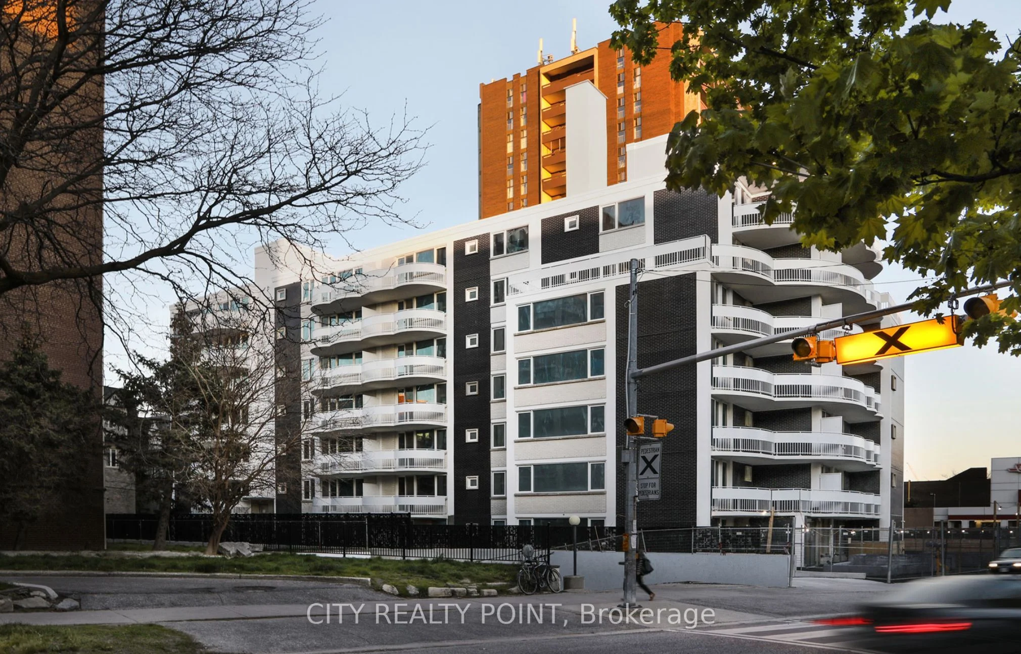 11 Walmer Street 409, Toronto C02, On M5r 2p7