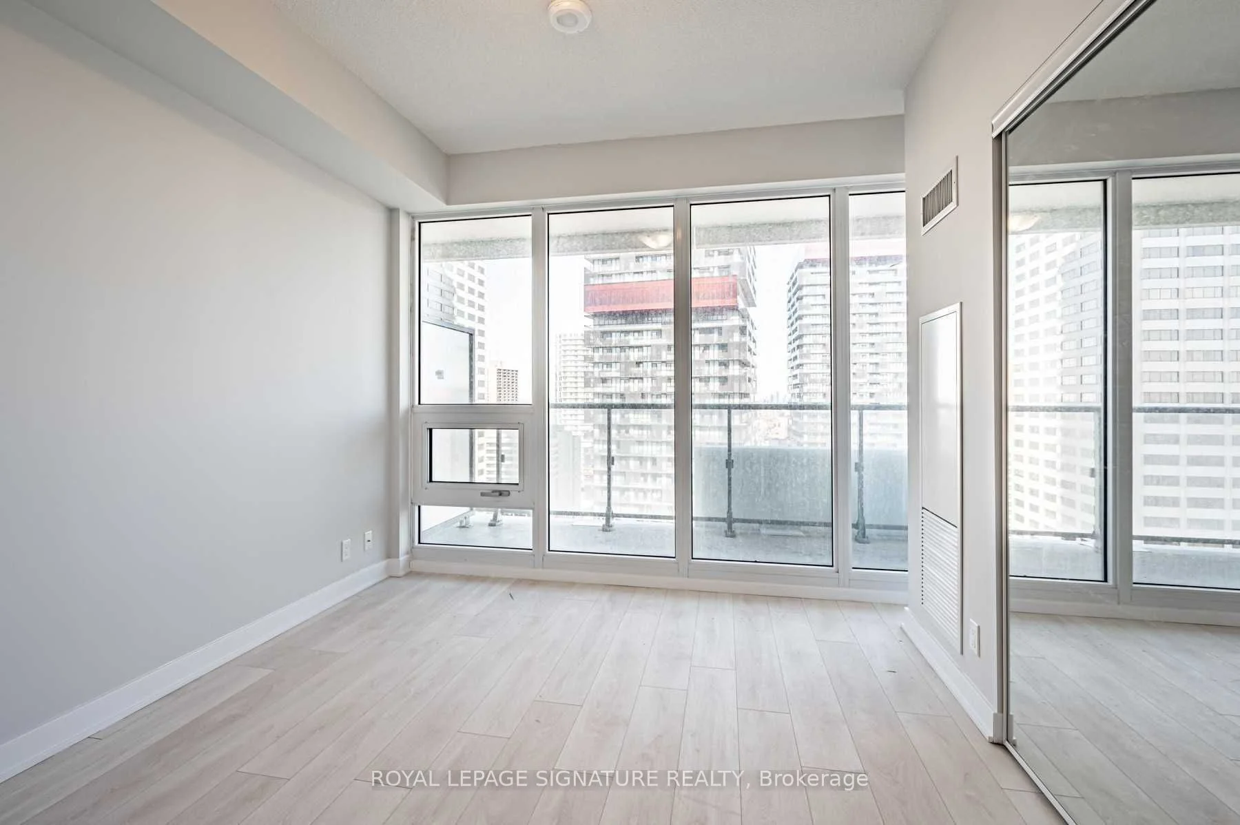 2221 Yonge Street 2902, Toronto C10, ON M4S 2B4