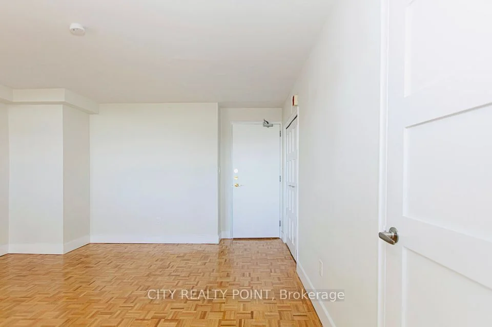 490 Eglinton Street E 404, Toronto C10, ON M4P 1M4