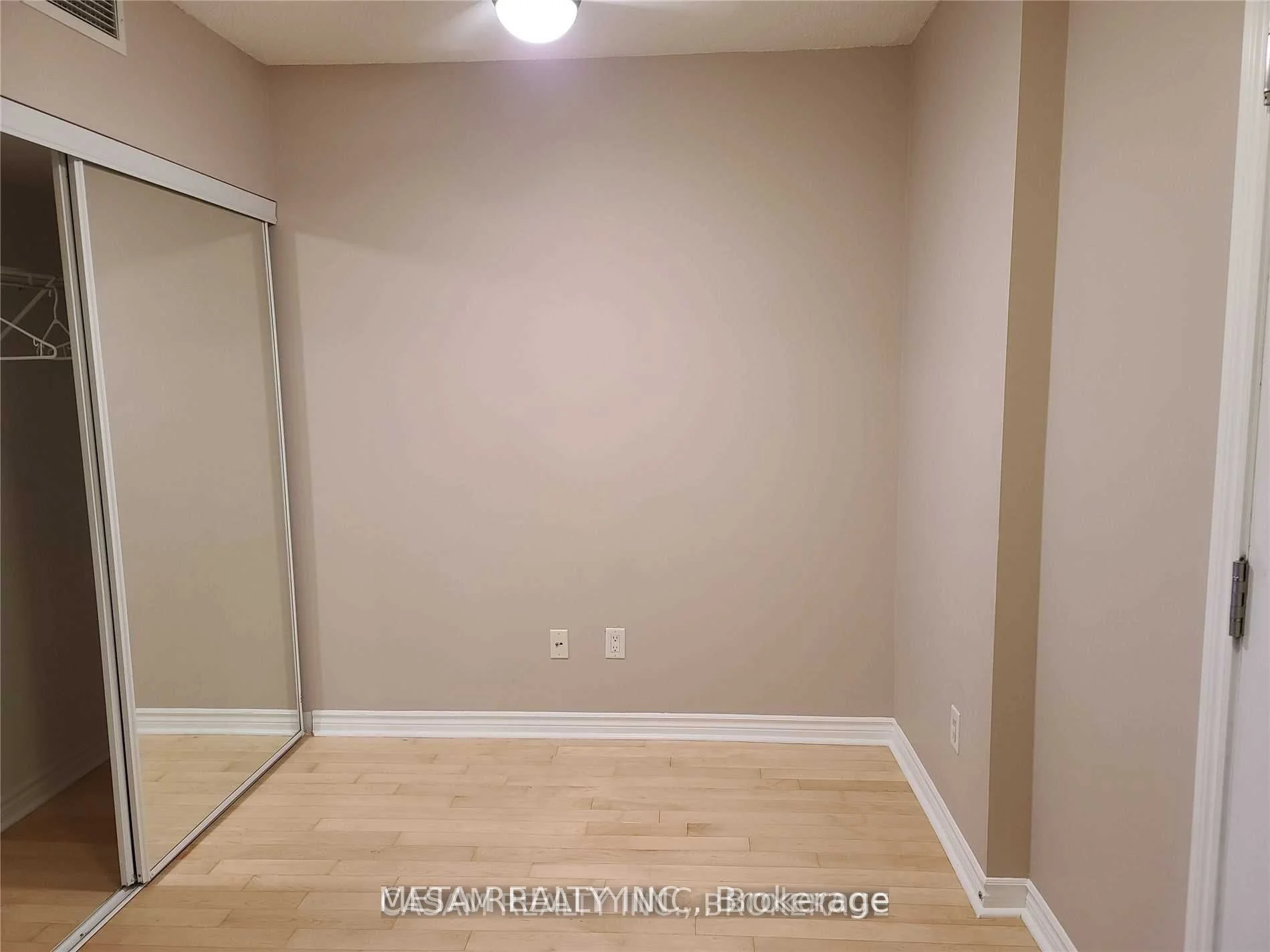 250 Wellington Street W 1531, Toronto C01, ON M5V 3P6