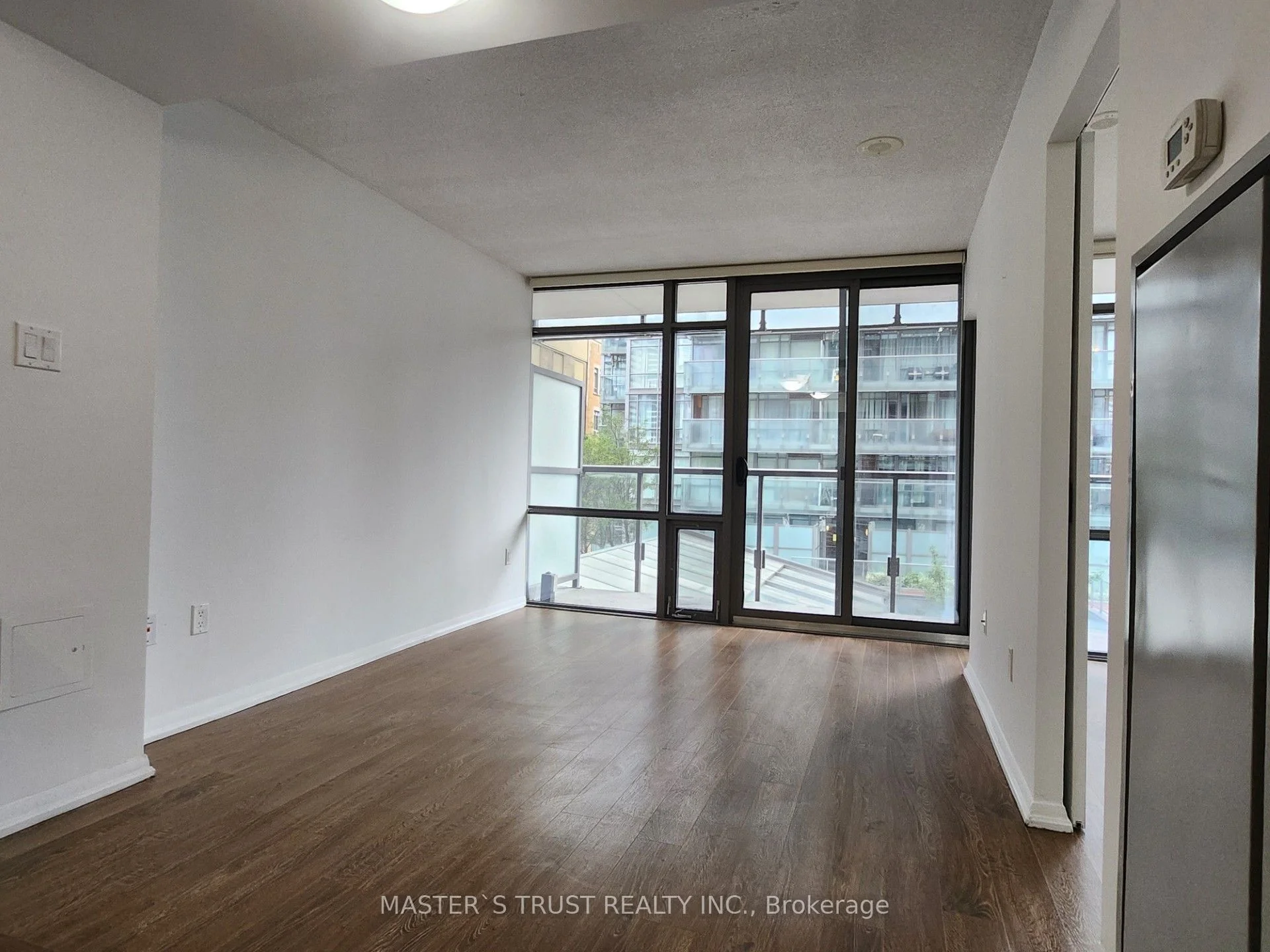 37 Grosvenor Street 410, Toronto C01, ON M4Y 3G5