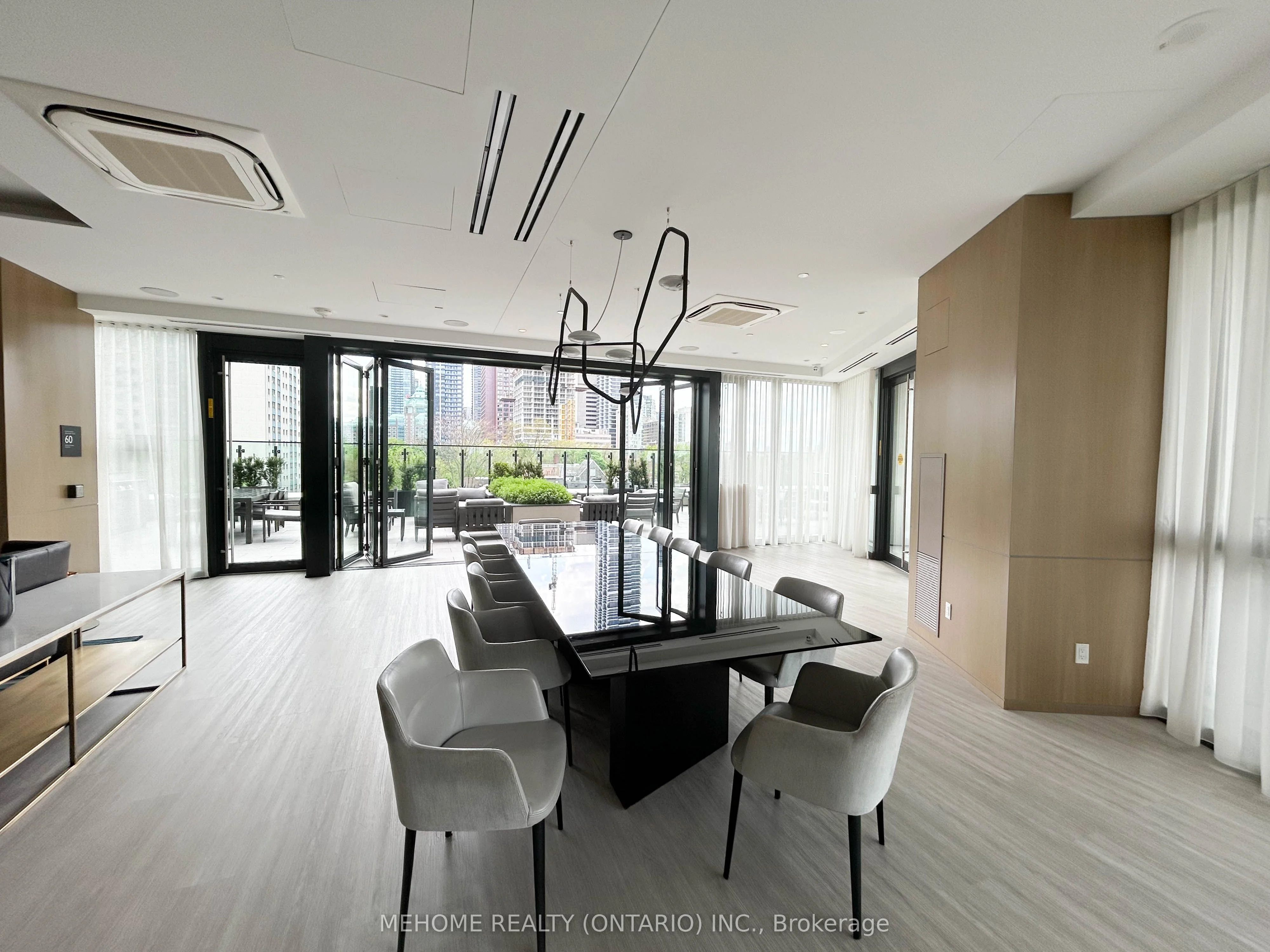 585 Bloor Street 923, Toronto C08, ON M4X 1J8