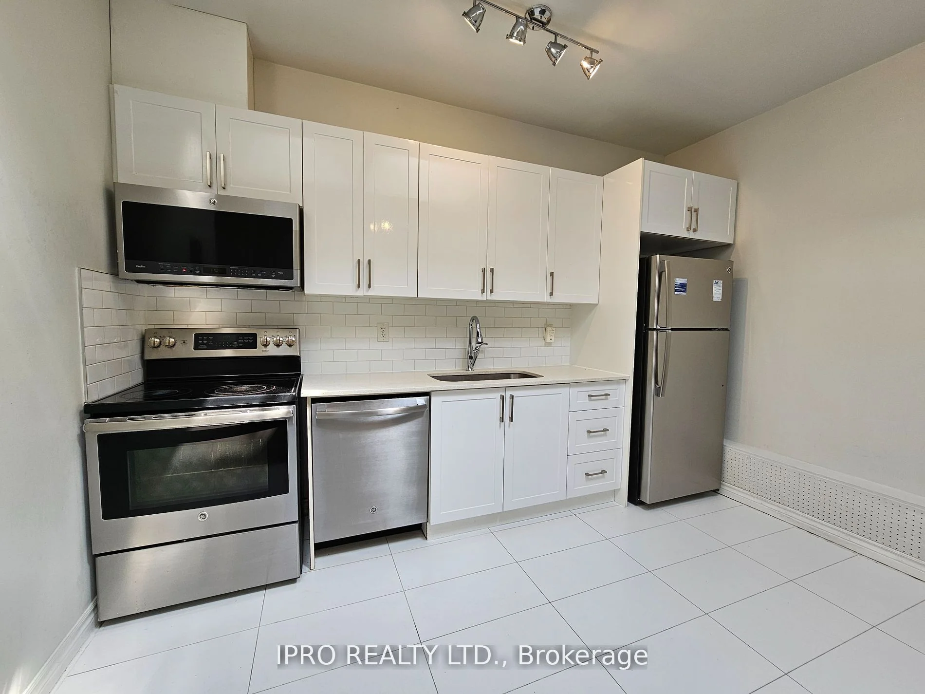 1807 Eglinton Avenue W 303, Toronto C03, On M6e 2h7