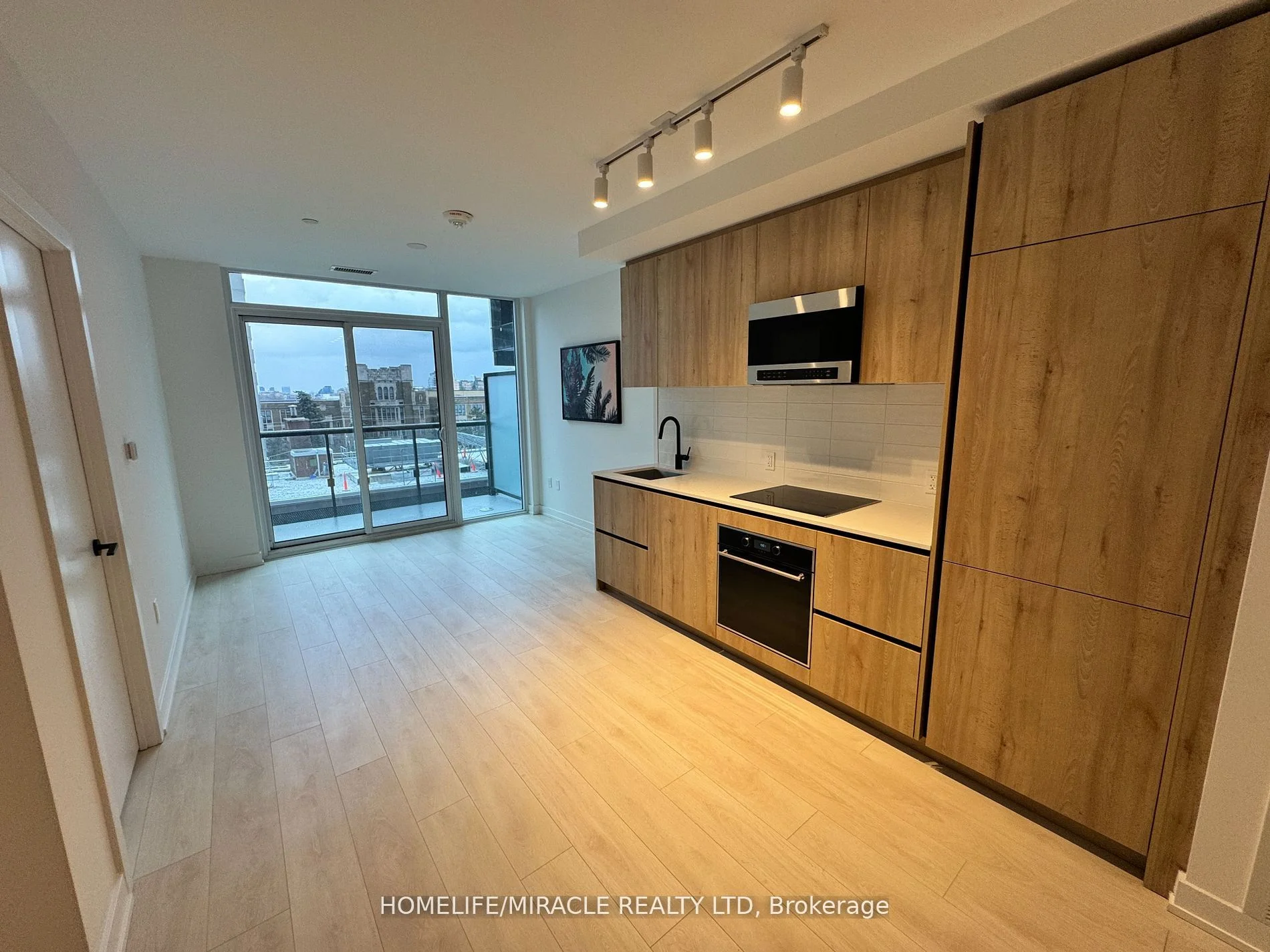 117 Broadway Avenue 619, Toronto C10, On M4p 1v3