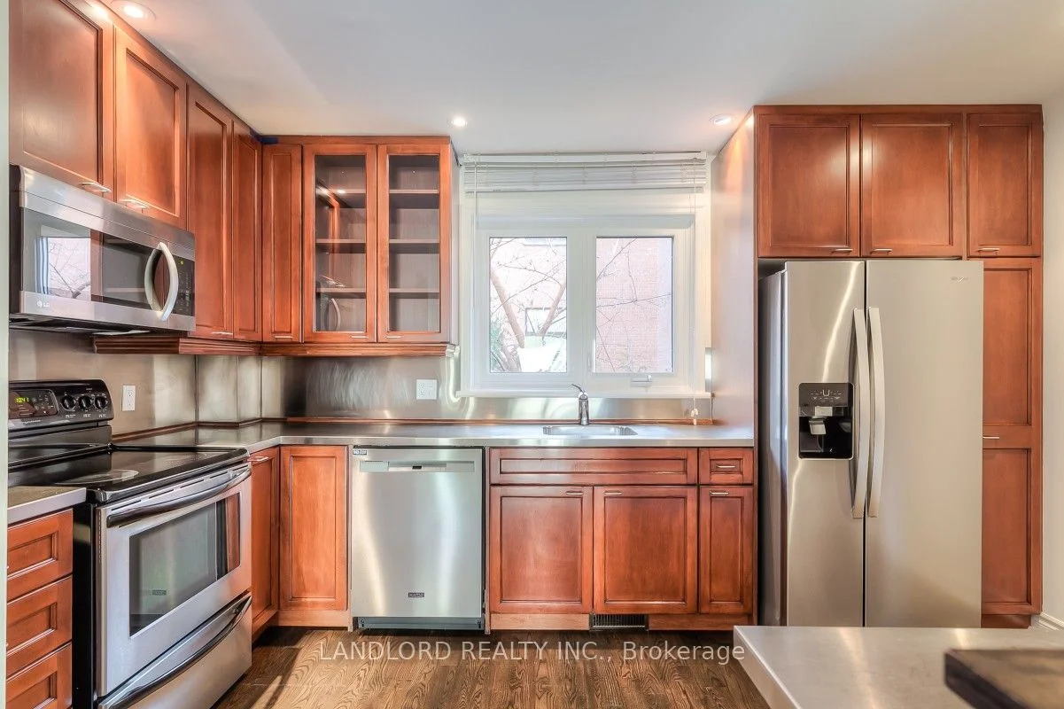 Att/Row/Townhouse in Toronto