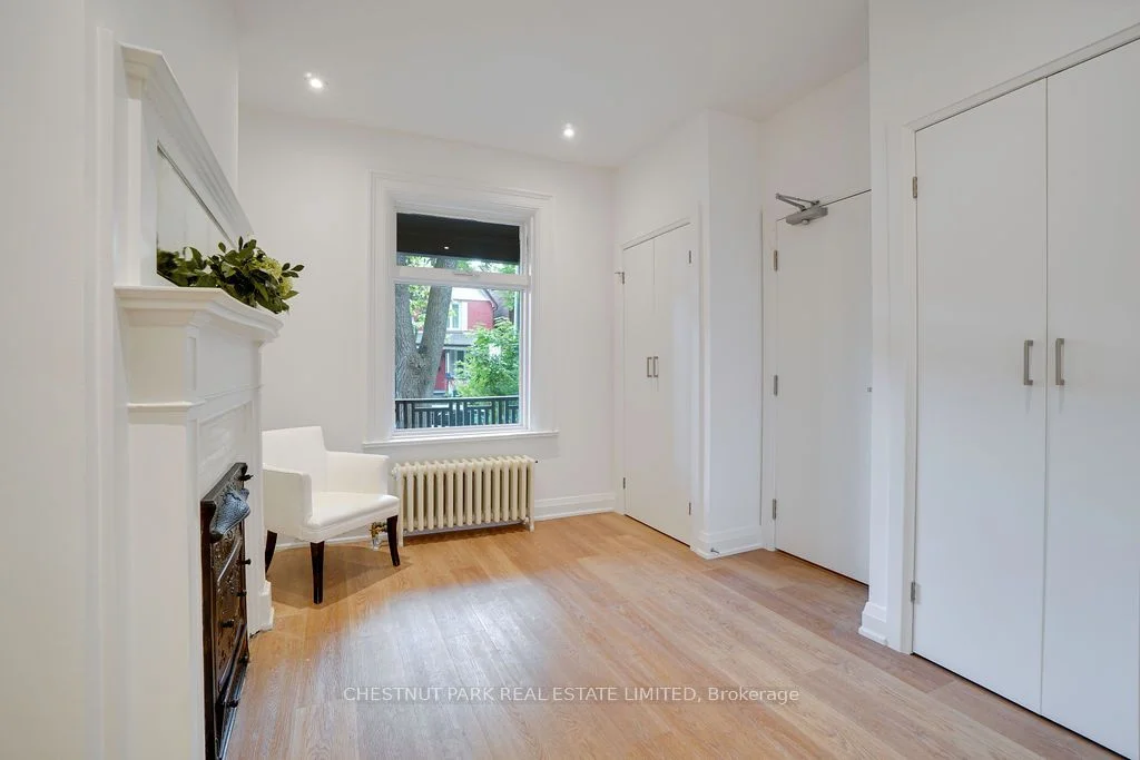 886 Palmerston Avenue Main, Toronto C02, ON M6G 2S2