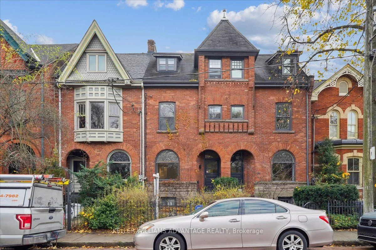 Att/Row/Townhouse in Toronto