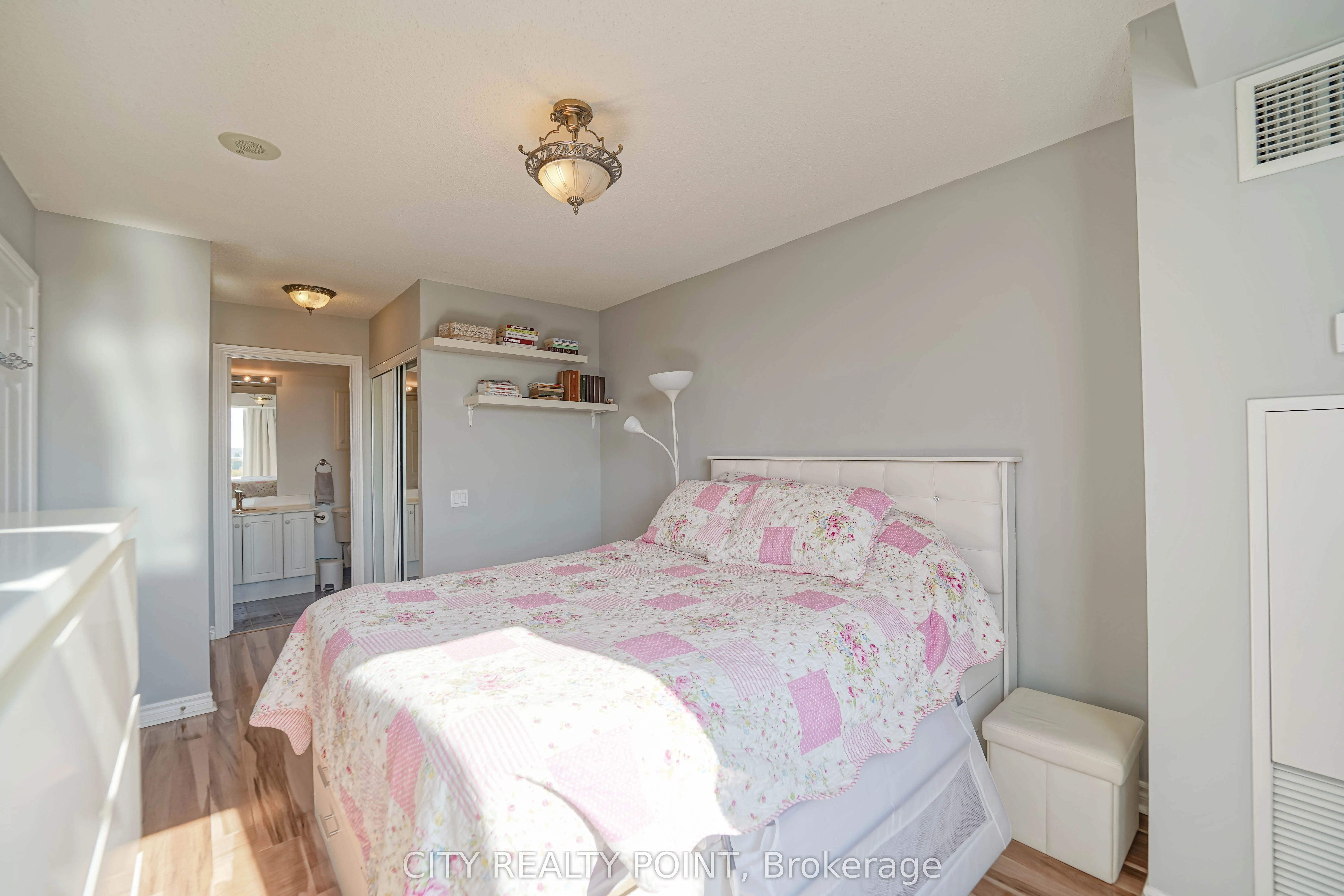 1720 Eglinton Avenue E 807, Toronto C13, ON M4A 2X8