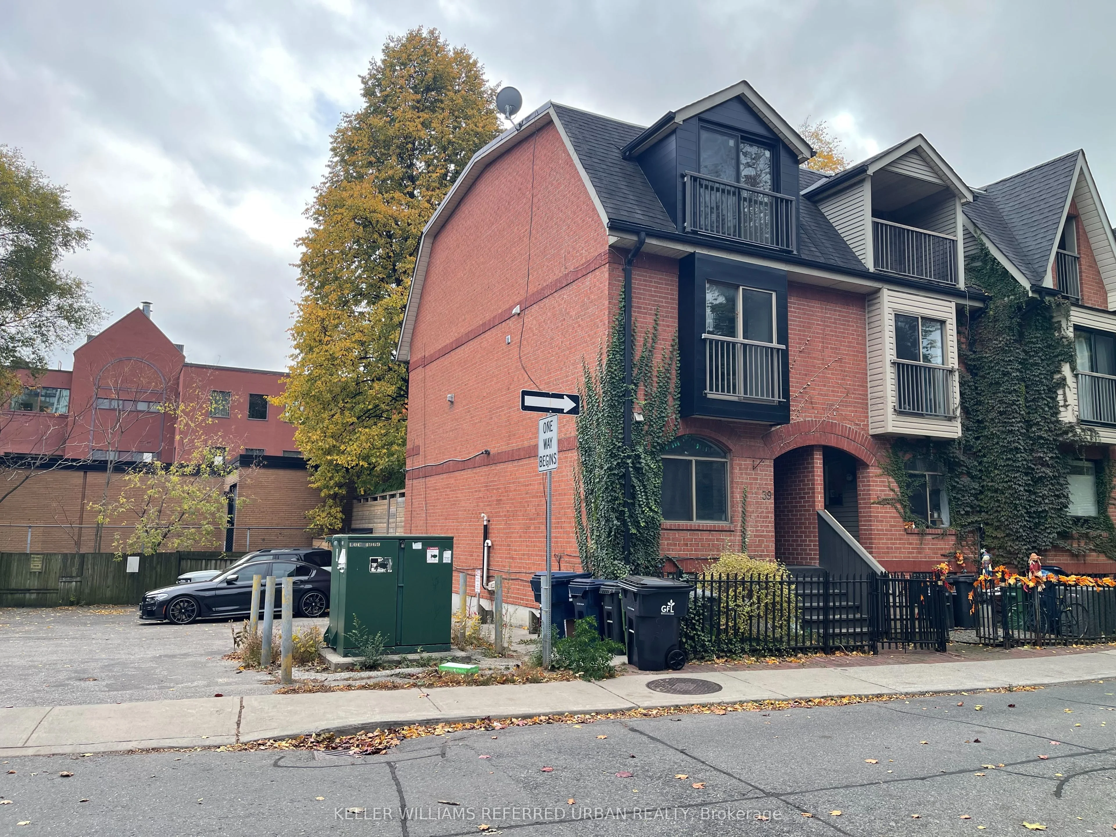 Att/Row/Townhouse in Toronto