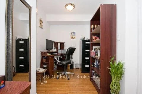 212 Eglinton Avenue E 811, Toronto C10, ON M4P 1K2